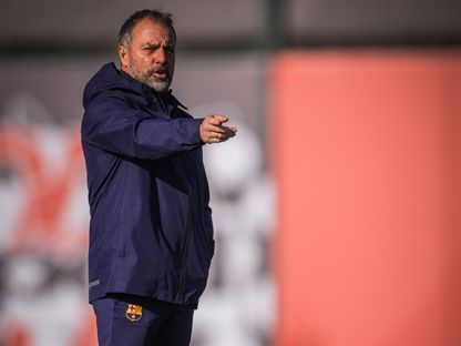 هانزي فليك خلال تدريب لبرشلونة - 15 ديسمبر 2025 - @FCBarcelona