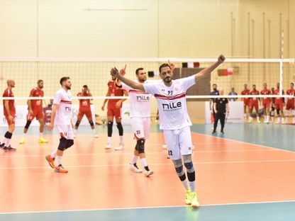 لاعبو الزمالك يحتفلون بتسجيل نقطة أمام الأهلي في نهائي البطولة العربية للأندية كرة الطائرة - 25 يناير 2025 - FB/@Zamalek Volleyball