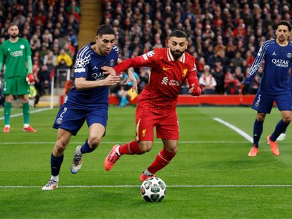 صراع على الكرة بين محمد صلاح وأشرف حكيمي في مواجهة ليفربول وباريس سان جيرمان بدوري أبطال أوروبا - 11 مارس 2025 - Reuters