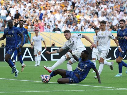 حسان تمبكتي مدافع الهلال السعودي في صراع على الكرة مع فيديريكو فالفيردي لاعب ريال مدريد - 18 يونيو 2025 - Reuters