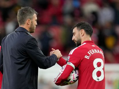 لاعب مانشستر يونايتد برونو فرنانديز يصافح المدرب مايكل كاريك بعد مواجهة إبسويتش تاون في الدوري الإنجليزي الممتاز - 30 أغسطس 2026 - Reuters