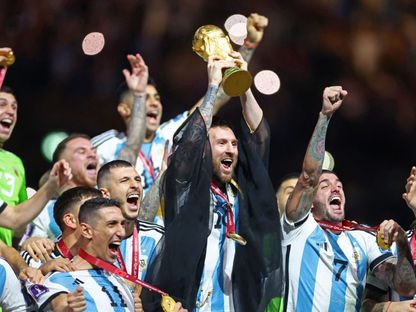 ليونيل ميسي يرفع كأس العالم لحظة تتويج الأرجنتين باللقب - 18 ديسمبر 2022 - REUTERS