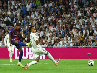 ماركوس راشفورد مهاجم برشلونة يسدد كرة أمام ميليتاو مدافع ريال مدريد - 26 أكتوبر 2025 - Reuters