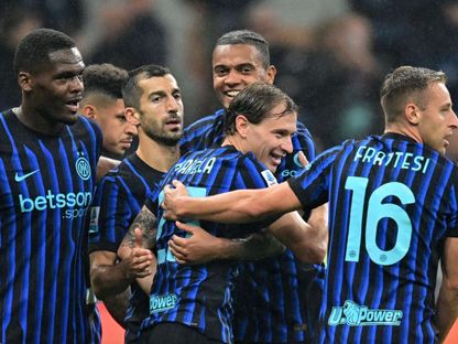 مانويل أكانجي يحتفل مع نيكو باريلا في مباراة إنتر وكريمونيسي بالدوري الإيطالي - 4 أكتوبر 2025 - Reuters