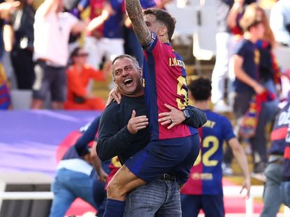 هانزي فليك مدرب برشلونة يحتفل مع إنييغو مارتينيز عقب الفوز على ريال مدريد في الدوري الإسباني - 11 مايو 2025 - Reuters