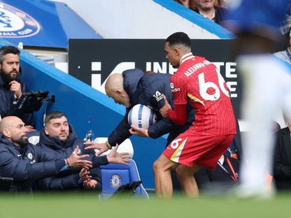 ترينت ألكسندر أرنولد لاعب ليفربول مع إنزو ماريسكا مدرب تشيلسي - 4 مايو 2025 - Reuters