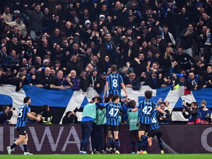 لاعبو أتالانتا يحتفلون بتسجيل هدف في مرمى بوروسيا دورتموند في إياب الملحق المؤهل لثمن نهائي دوري أبطال أوروبا - 25 فبراير 2026 - Reuters