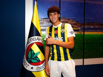 المدافع المصري عمر فايد أثناء مراسم انتقاله إلى فنربخشة التركي - 16 أغسطس 2023 - x@Fenerbahce