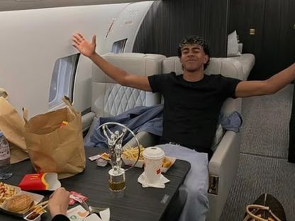 لامين يامال في طائرة خاصة من مدريد إلى برشلونة بعد فوزه بجائزة لوريوس لأفضل رياضي شاب - lamineyamal/instagram