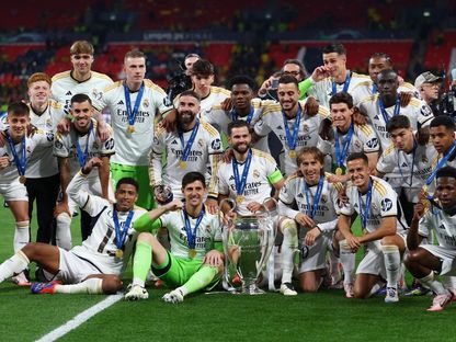 لاعبو ريال مدريد يحتفلون بالكأس بعد فوزهم بدوري أبطال أوروبا أمام بوروسيا دورتموند - 1 يونيو 2024 - ٌReuters