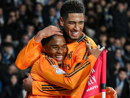 إندريك (إلى اليسار) مهاجم ريال مدريد يحتفل مع جود بيلينغهام بهدفه في مرمى ريال سوسيداد - 26 فبراير 2025 - x/@realmadrid