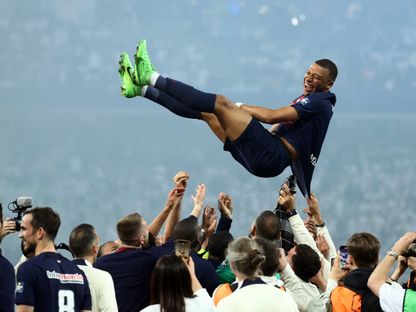 لاعبو باريس سان جيرمان يلقون كيليان مبابي في الهواء بعد مباراته الأخيرة مع الفريق في فوزه على ليون بنهائي كأس فرنسا - 25 مايو 2024 - Reuters