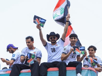 احتفال أيمن حسين ولاعبي العراق بالتأهل لكأس العالم - 4 أبريل 2026 - x@IraqNT_EN