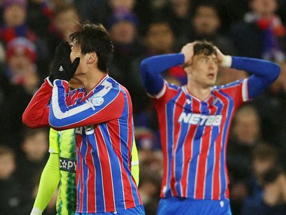 حسرة لاعبَين من كريستال بالاس بعد إهدار فرصة أمام أيك لارنكا بدوري المؤتمر الأوروبي - 12 مارس 2026 - Action Images via Reuters