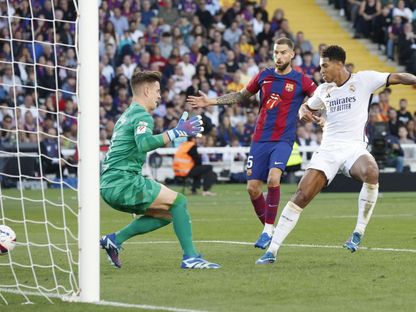 جود بيلينغهام لاعب ريال مدريد يسجل هدف فريقه الثاني في برشلونة - 28 أكتوبر 2023 - REUTERS