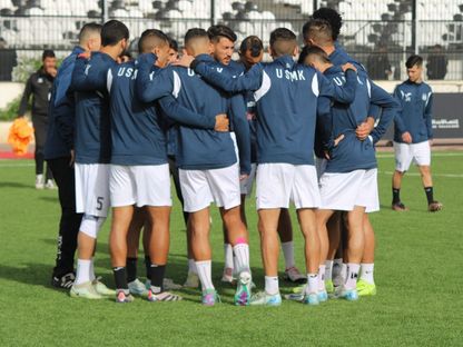 لاعبو اتحاد خنشلة قبل مباراة النادي الرياضي القسنطيني بالدوري الجزائري - 15 نوفمبر 2024 - FB/@الصفحة الرسمية إتحاد مدينة خنشلة