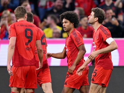سيرج غنابري لاعب بايرن ميونيخ يحتفل مع زملائه بالهدف الثاني في دورتموند - 12 أبريل 2025 - Reuters