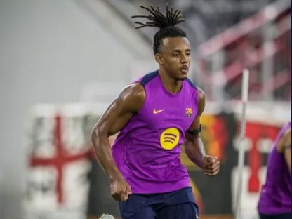 الفرنسي جول كوندي لاعب برشلونة خلال تدريبات الفريق في جولته الآسيوية - 28 يوليو 2025 - Reuters