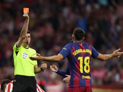 الحكم يطرد جيرارد مارتن مدافع برشلونة قبل أن يتراجع أمام أتلتيكو مدريد - 4 أبريل 2026 - Reuters