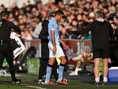 رودري يخرج مصاباً من مباراة برينتفورد ومانشستر سيتي بالدوري الإنجليزي الممتاز - 5 أكتوبر 2025 - Reuters