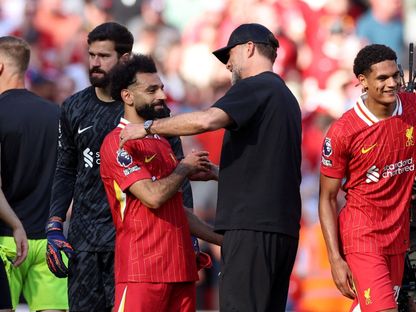 يورغن كلوب يحيّي محمد صلاح بعد آخر مباراة له مدرباً لليفربول ضد ولفرهامبتون – 19 مايو 2024 - Reuters