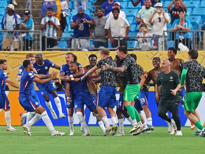 كريستوفر نكونكو يحتفل مع لاعبين من تشيلسي بهدف في مرمى بنفيكا في كأس العالم للأندية وبدا المدرب إنزو ماريسكا - 28 يونيو 2025 - Reuters
