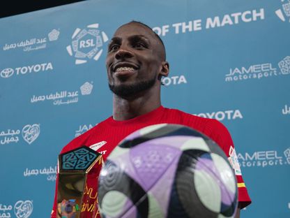 خوليان كينيونيس نجم القادسية يحتفل بجائزة أفضل لاعب في مباراة الاتحاد بالدوري السعودي - 21 مايو 2026 - X/@Alqadsiah