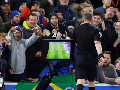 الحكم يراجع تقنية الفيديو المساعد في الدوري الإنجليزي الممتاز - Reuters