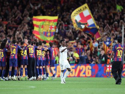 فينيسيوس جونيور يهنئ لامين يامال بلقب الدوري الإسباني بعد مباراة برشلونة وريال مدريد - 10 مايو 2026 - Reuters