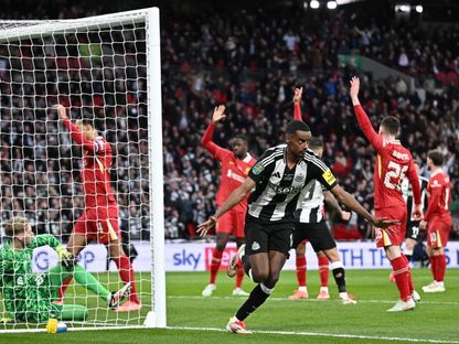 ألكسندر إيزاك لاعب نيوكاسل يحتفل بالهدف الثاني في مرمى ليفربول - 16 مارس 2025 - Reuters