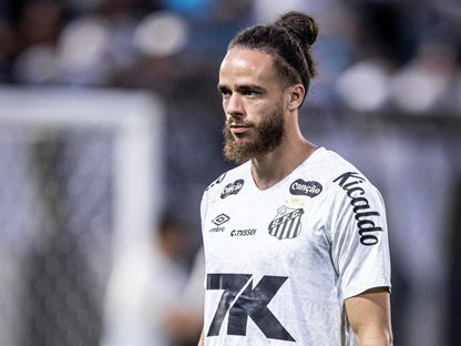 الجزائري زميل نيمار يثير أزمة في سانتوس وسط نتائج كارثية