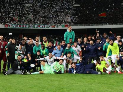 احتفال لاعبي مولودية الجزائر وطاقم الفريق بعد الفوز في الديربي أمام اتحاد الجزائر - 24 مايو 2025 - facebook/mcalger.officiel/