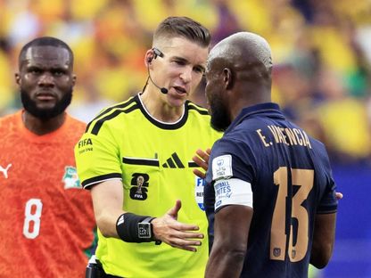 الحكم الفرنسي فرانسوا ليتكسير خلال مواجهة كوت ديفوار والإكوادور في كأس العالم - 15 يونيو 2026 - Reuters