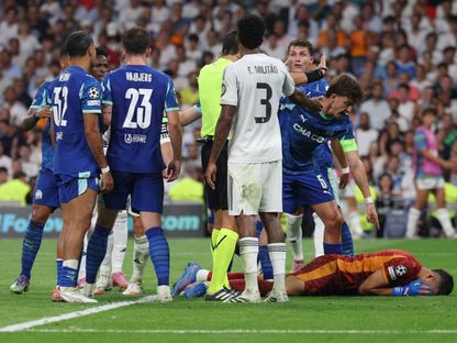 جيرونيمو رولي حارس مارسيليا يتألم على أرض الملعب بعد اعتداء من داني كارفاخال قائد ريال مدريد- 16 سبتمبر 2025 - REUTERS