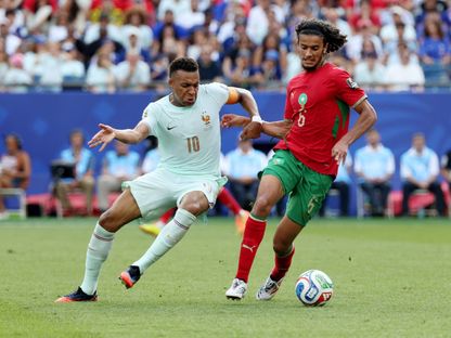 أيوب بوعدي لاعب المغرب في صراع على الكرة مع كيليان مبابي مهاجم فرنسا في كأس العالم - 9 يوليو 2026 - IMAGN IMAGES via Reuters Connect