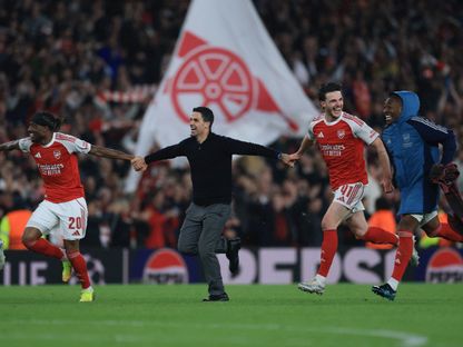 احتفال ميكيل أرتيتا وديكلان رايس ونوني مادويكي بتأهل أرسنال إلى نهائي دوري أبطال أوروبا - 5 مايو 2026 - Reuters