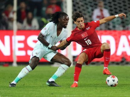 مانو كوني وأردا غولر خلال مباراة بين فرنسا وتركيا في دوري الأمم الأوروبية - 25 سبتمبر 2026 - REUTERS
