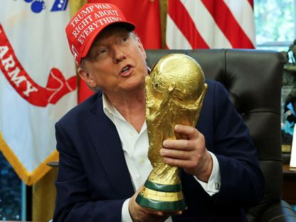الرئيس الأميركي دونالد ترمب يحمل كأس العالم في البيت الأبيض - 22 أغسطس 2025 - Reuters