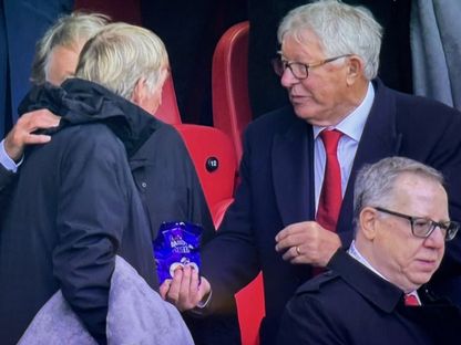 أليكس فيرغسون مدرب مانشستر يونايتد مع كيني دالغليش أسطورة ليفربول خلال مباراة الفريقين في الدوري الإنجليزي - 19 أكتوبر 2025 - متداول