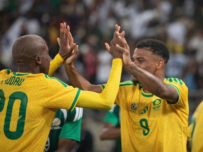 لاعبان من جنوب إفريقيا يحتفلان بتسجيل هدف في مرمى بنما خلال مباراة ودية - 27 مارس 2026 - X/@BafanaBafana