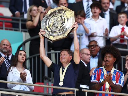 أوليفر غلاسنر مدرب كريستال بالاس يرفع درع المجتمع بعد الفوز على ليفربول بركلات الترجيح - 10 أغسطس 2025 - X/@CPFC