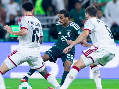 همام الهمامي لاعب السعودية يسيطر على الكرة بين لاعبين من منتخب الإمارات بنهائي خليجي 27 - 6 أكتوبر 2026 - X/@SaudiNT