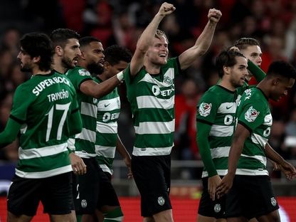 احتفال لاعبي سبورتينغ لشبونة بالتسجيل في مرمى بنفيكا بكأس البرتغال - 2 أبريل 2024 - X/@SportingCP