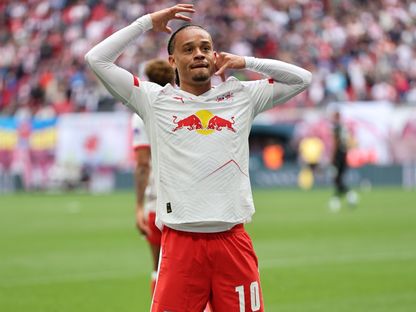تشافي سيمونز لاعب لايبزيغ يحتفل بهدفه في مرمى شتوتغارت في الدوري الألماني - 17 مايو 2025 - X/@RBLeipzig