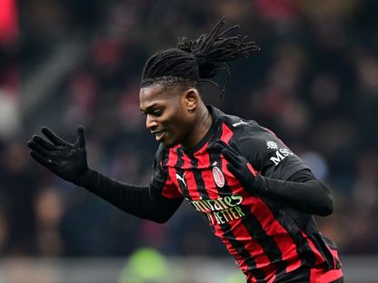رافاييل لياو يحتفل بعد تسجيله هدف التعادل لفريقه ميلان في شباك جنوى - 8 يناير 2026 - REUTERS