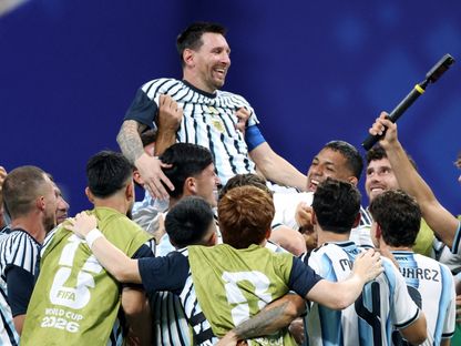 منتخب الأرجنتين يحتفل مع نجمه ليونيل ميسي بالتأهل إلى ربع نهائي كأس العالم 2026 على حساب مصر - 7 يوليو 2026 - Reuters