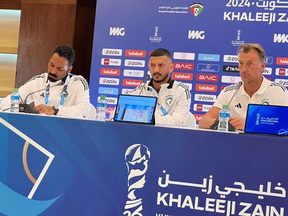 لاعب المنتخب السعودي عبد الإله المالكي (وسط) في مؤتمر صحافي خلال 'خليجي 26' - 21 ديسمبر 2024 - X/@aawsat_spt