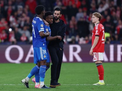 ألفارو أربيلوا مدرب ريال مدريد يتحدث مع فينيسيوس جونيور خلال مواجهة بنفيكا في دوري أبطال أوروبا - 17 فبراير 2026 - Reuters