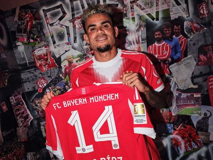 لويس دياز لاعب بايرن ميونيخ الجديد يحمل القميص رقم 14 - 30 يوليو 2025 - X/@FCBayern