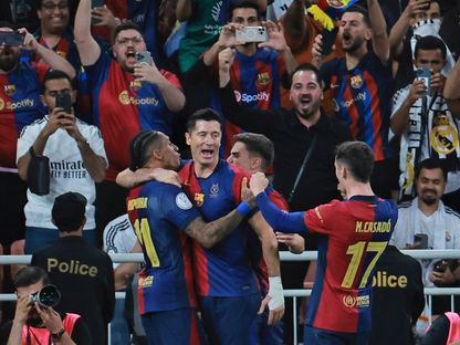 روبرت ليفاندوفسكي مهاجم برشلونة يحتفل بهدفه أمام ريال مدريد في نهائي السوبر الإسباني بالسعودية - 12 يناير 2025 - Reuters